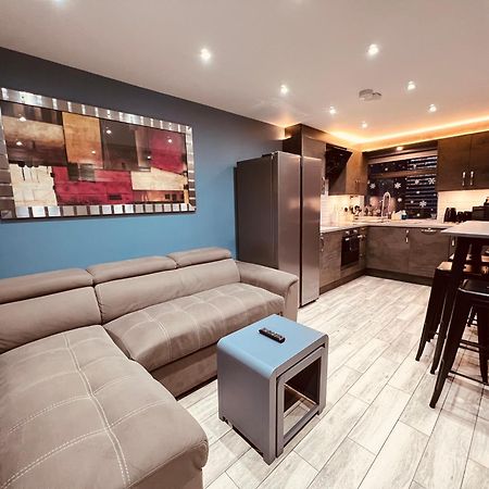 Modern Suites -5 Bedroom House- With Free Parking Birmingham City Екстериор снимка