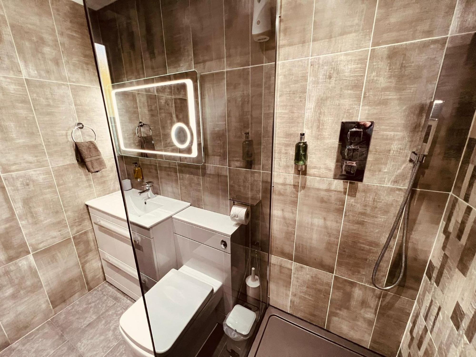 Modern Suites -5 Bedroom House- With Free Parking Birmingham City Екстериор снимка