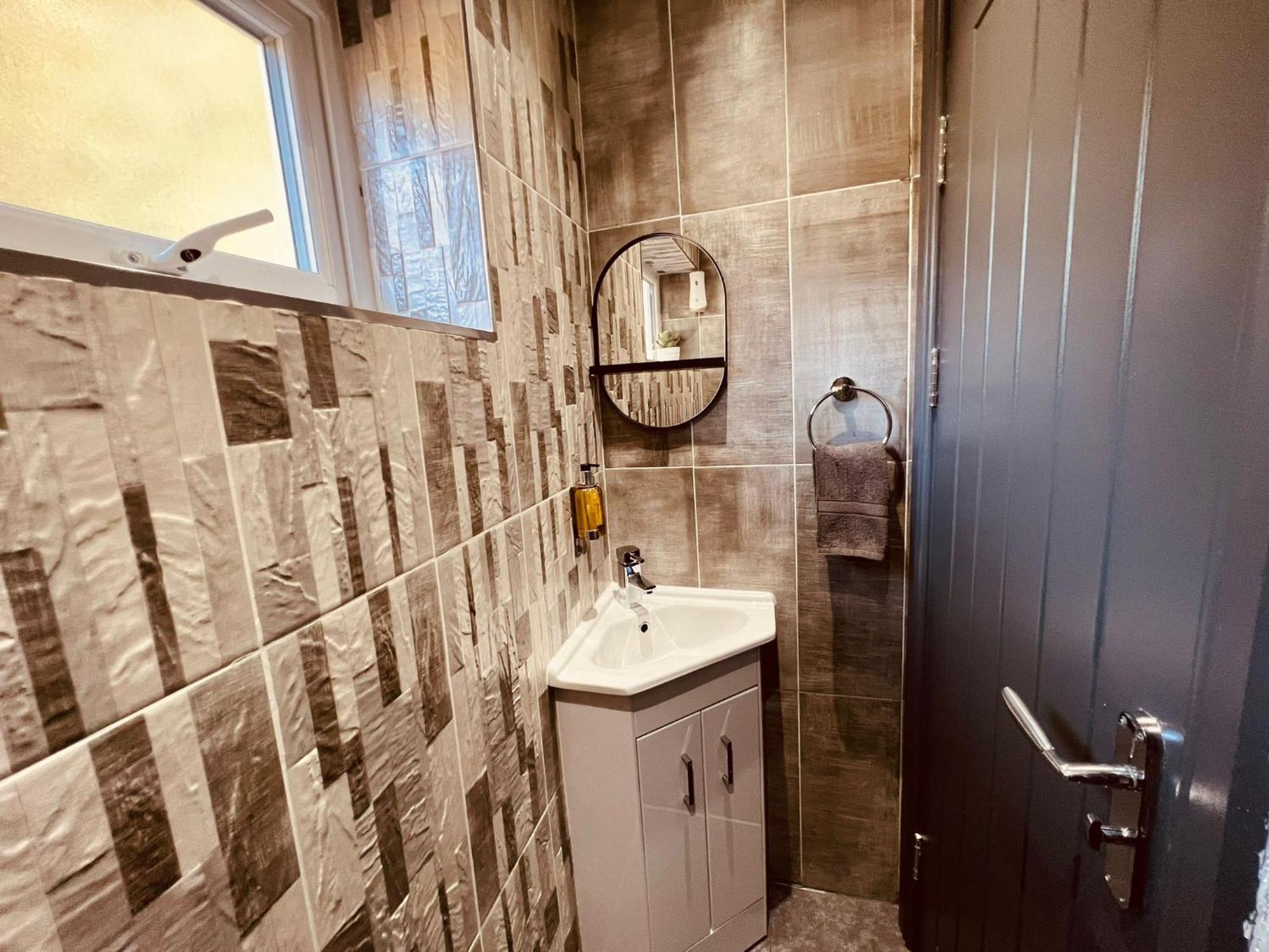 Modern Suites -5 Bedroom House- With Free Parking Birmingham City Екстериор снимка