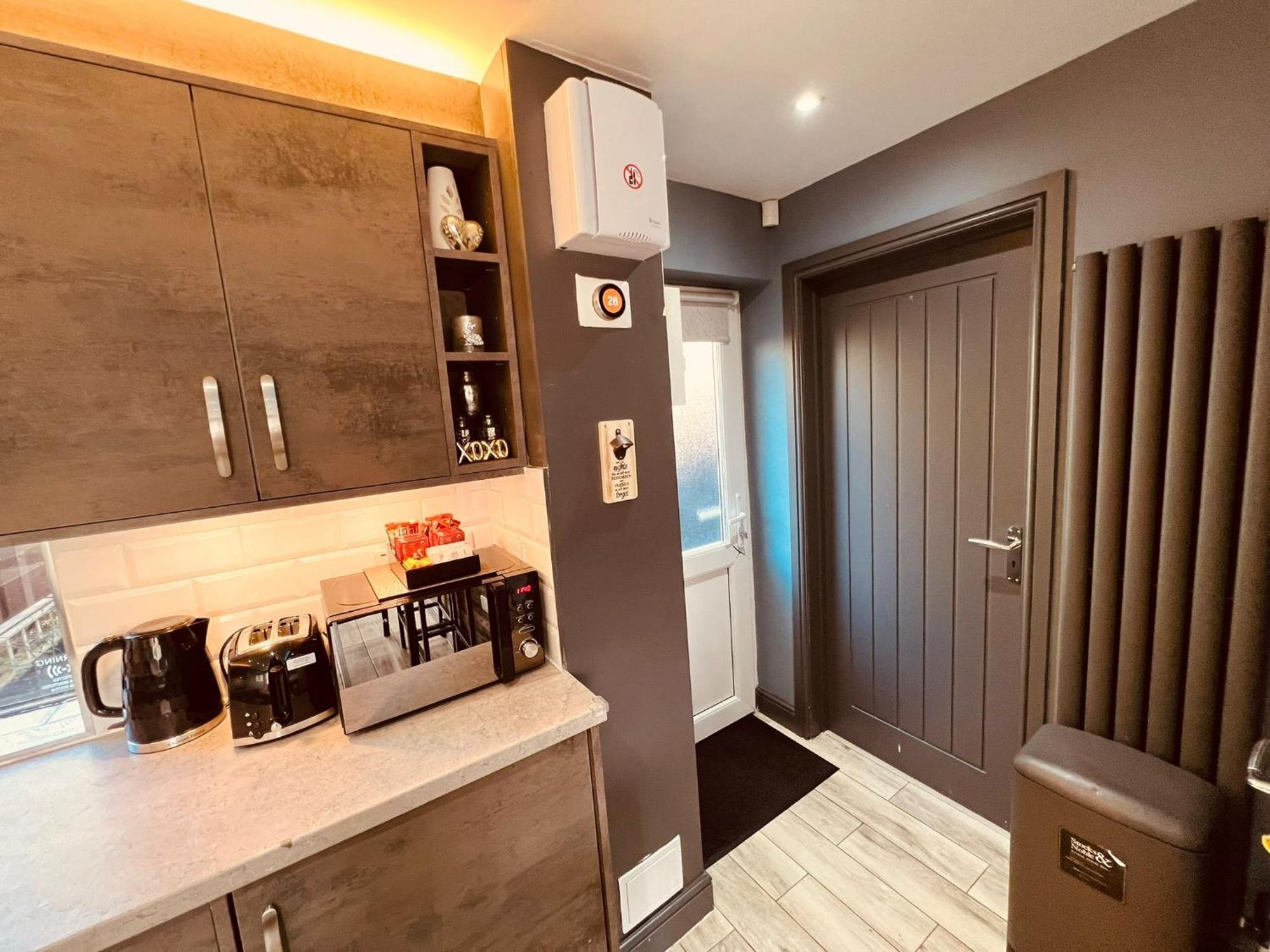 Modern Suites -5 Bedroom House- With Free Parking Birmingham City Екстериор снимка
