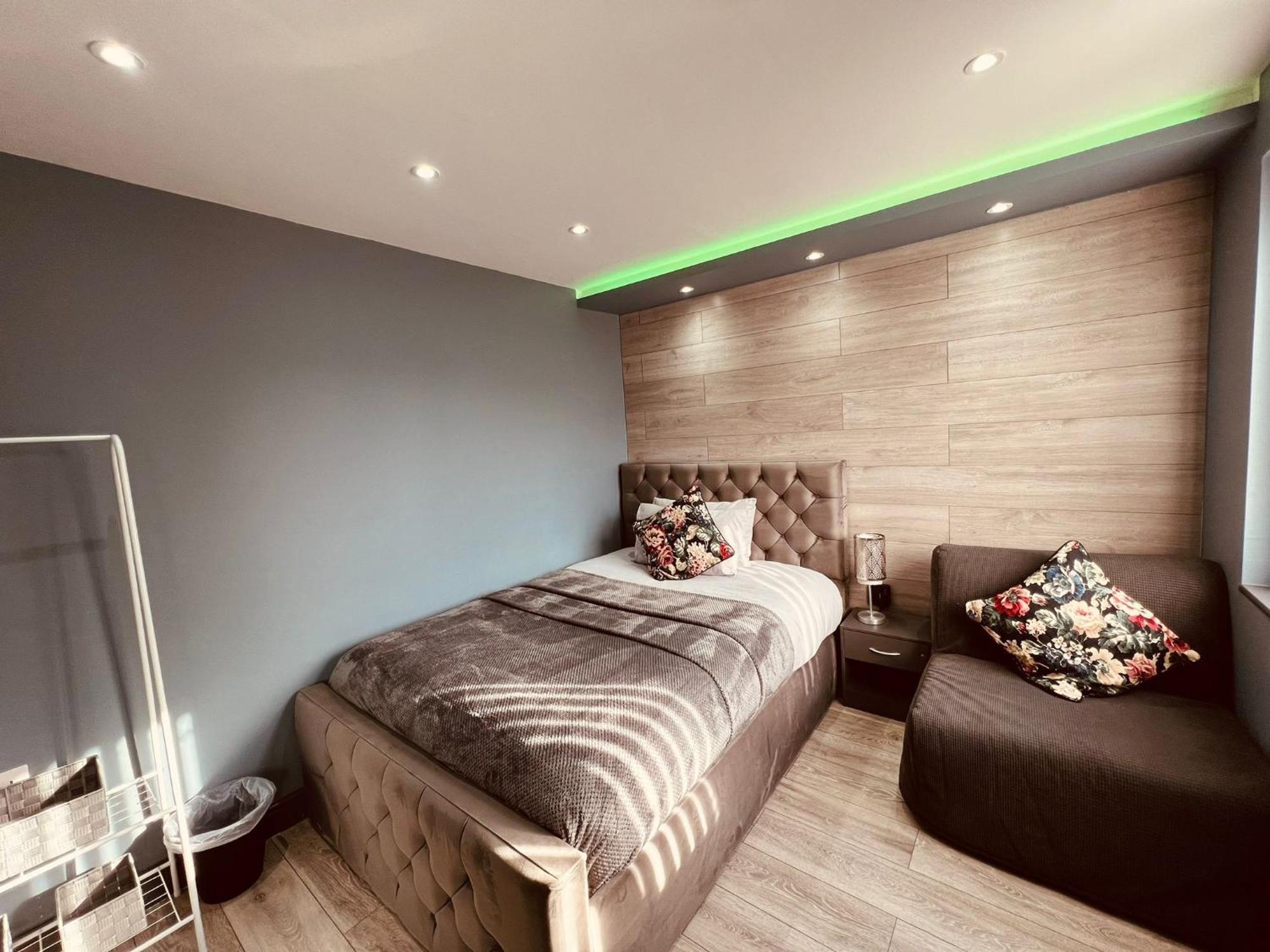 Modern Suites -5 Bedroom House- With Free Parking Birmingham City Екстериор снимка