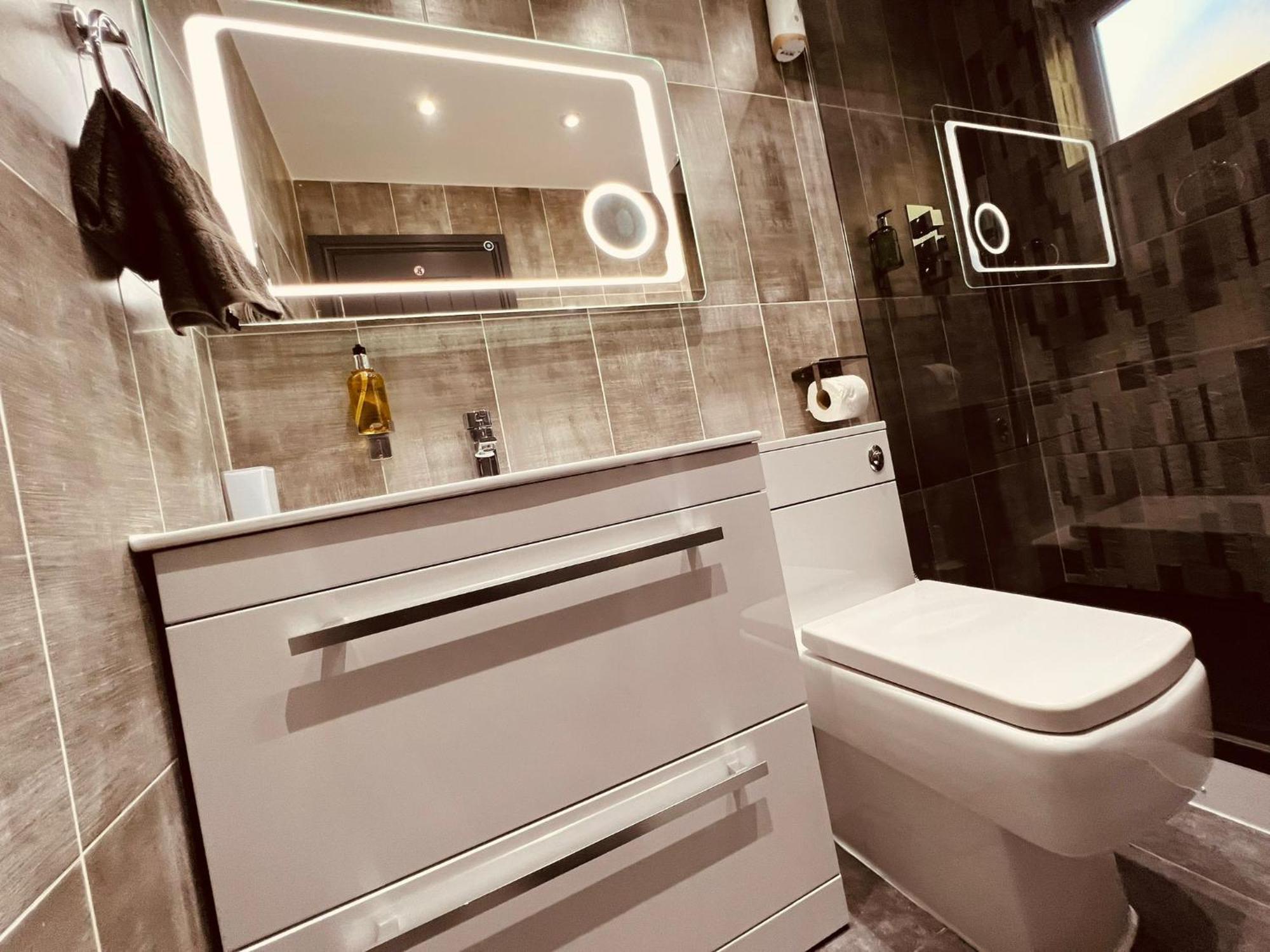 Modern Suites -5 Bedroom House- With Free Parking Birmingham City Екстериор снимка