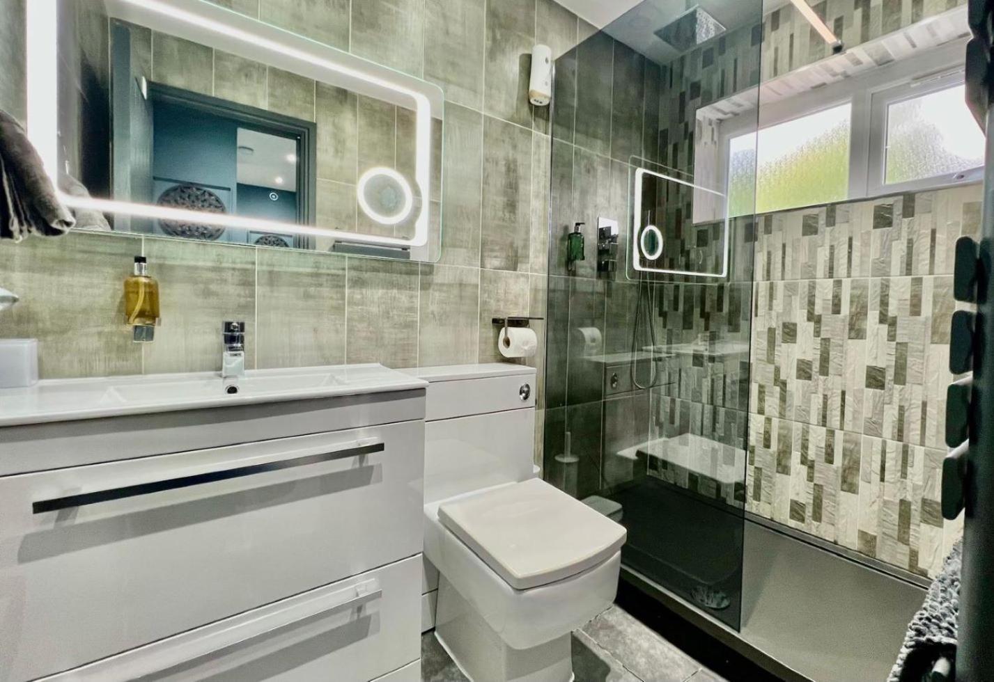 Modern Suites -5 Bedroom House- With Free Parking Birmingham City Екстериор снимка