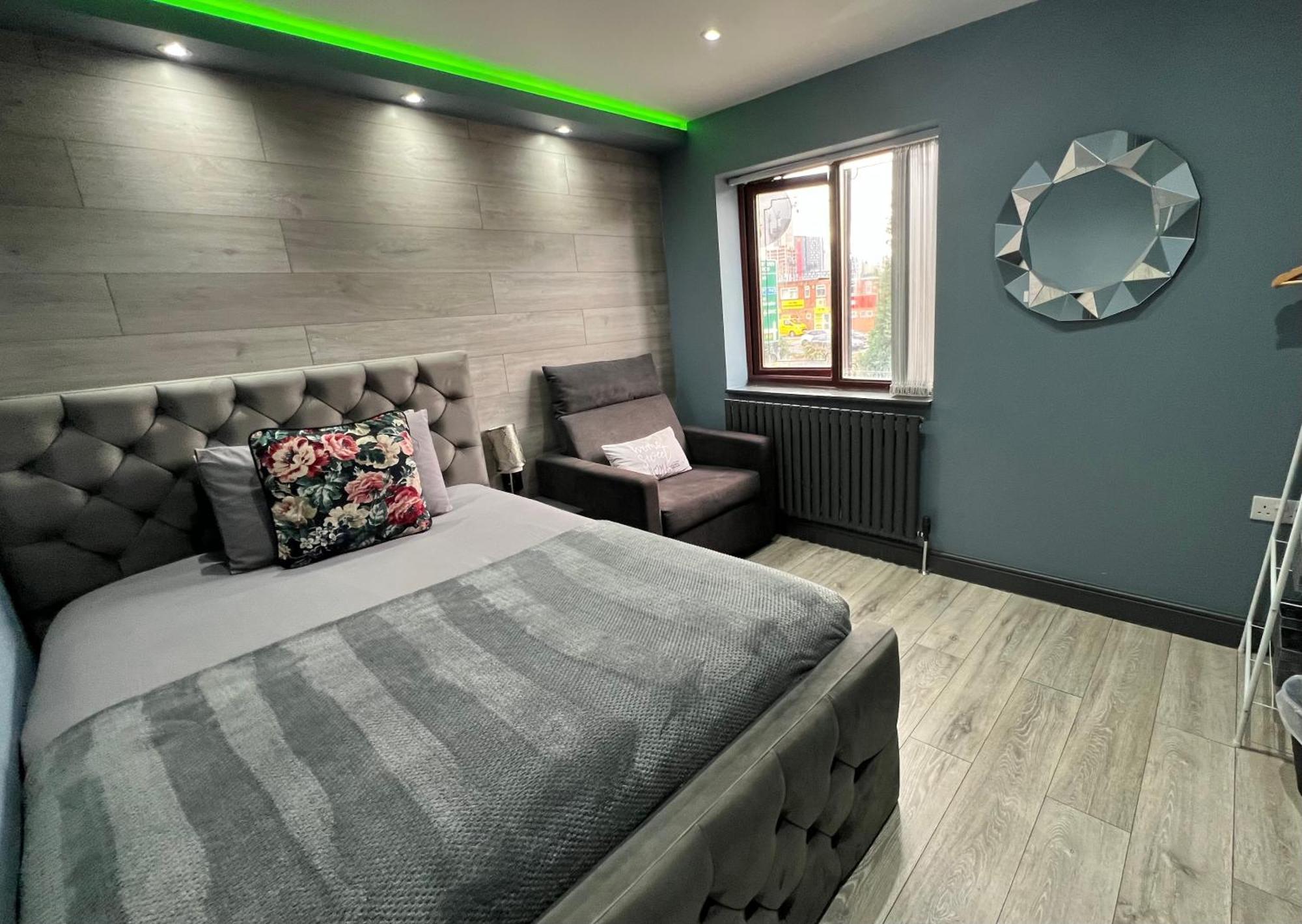 Modern Suites -5 Bedroom House- With Free Parking Birmingham City Екстериор снимка